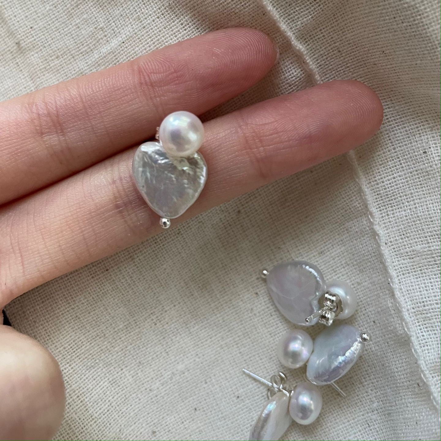 Puces d'oreilles cœur en perles baroques