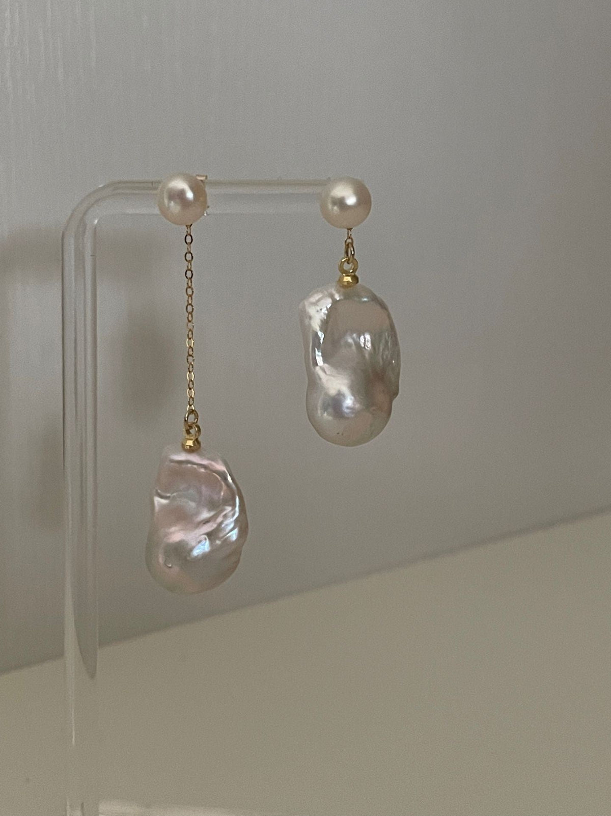 Boucles d'oreilles asymétriques Lune en perles baroques