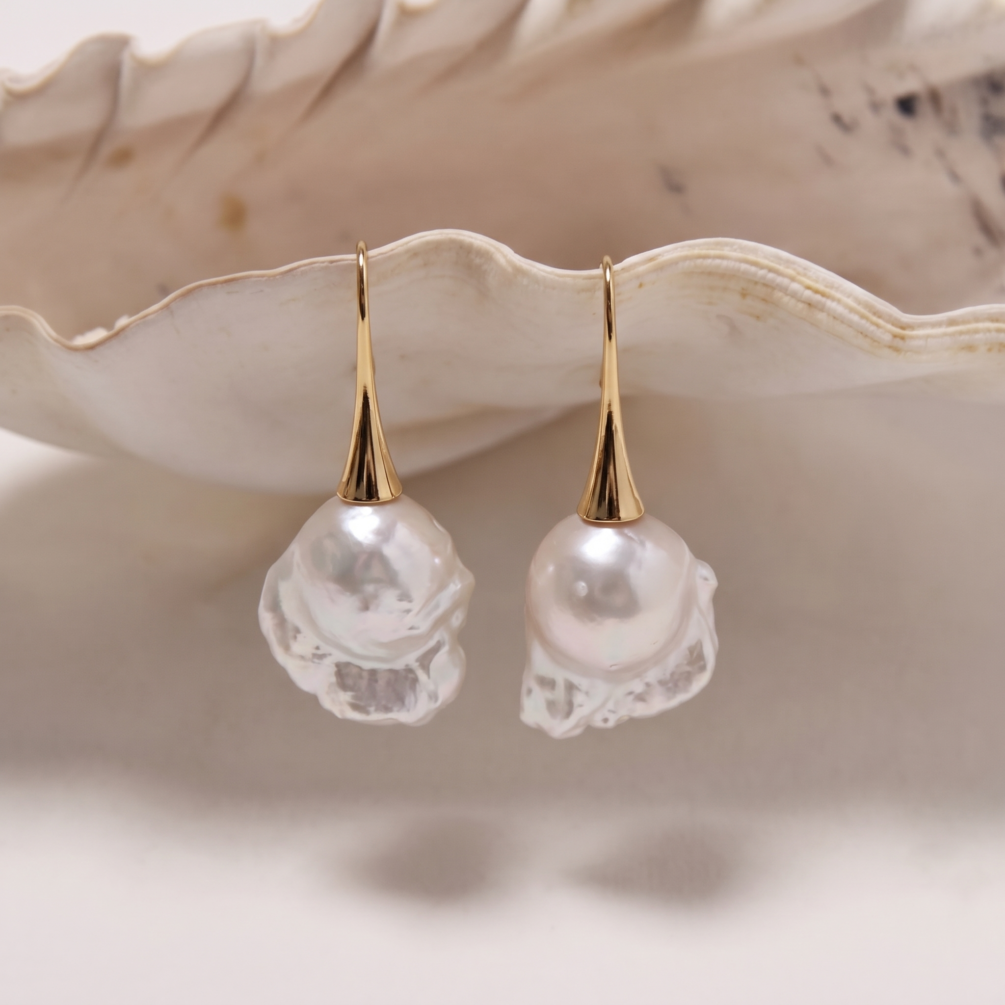 Boucles d'oreilles pendantes baroques sculpturales en perles