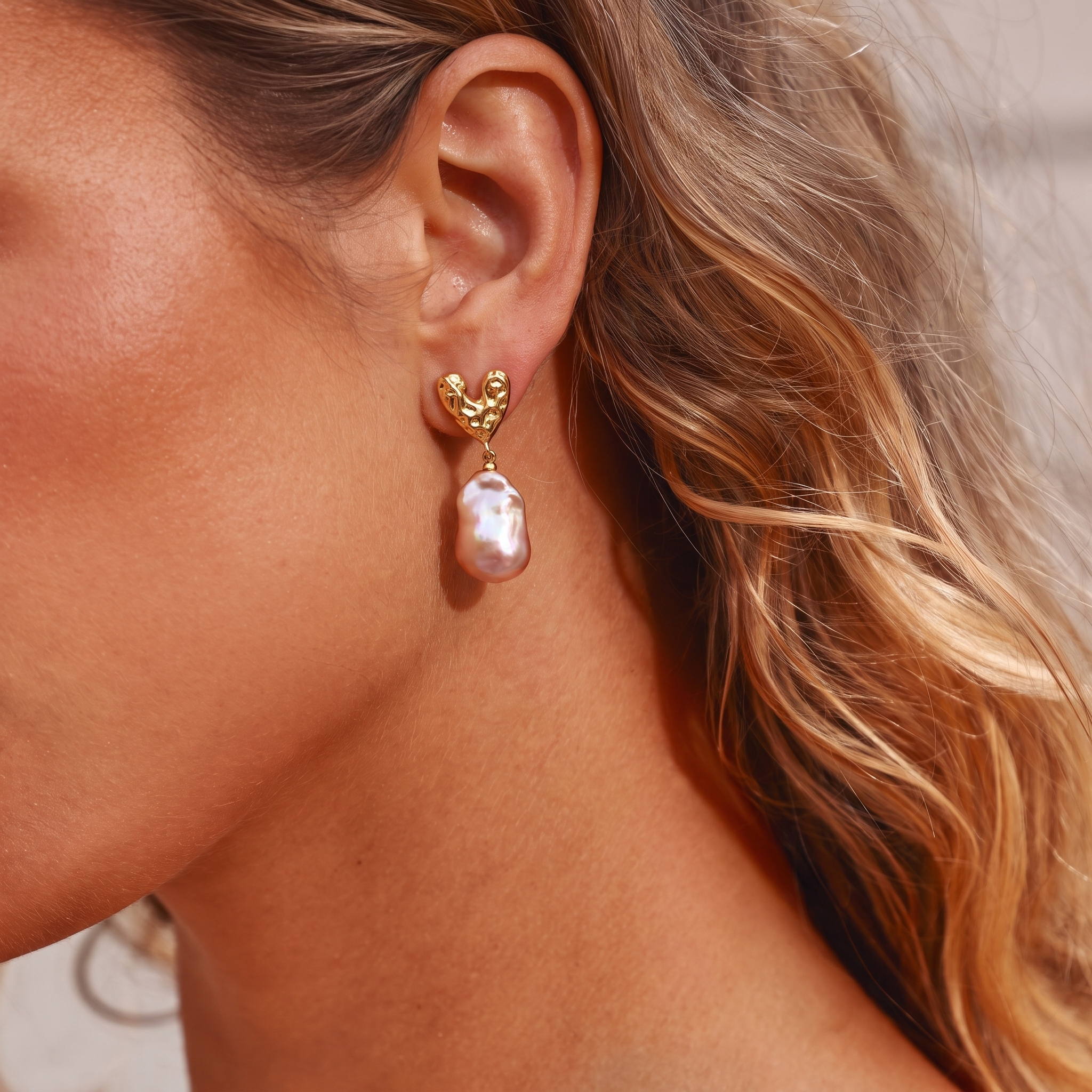 Boucles d'oreilles pendantes Rose Ember en perles baroques