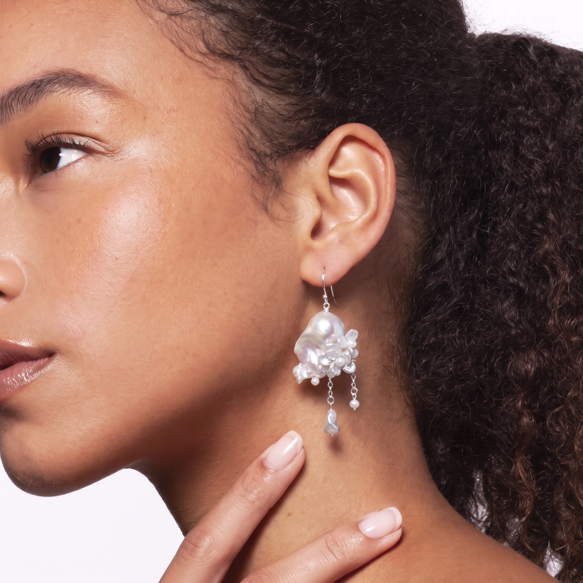 Boucles d'oreilles pendantes baroques Pearl Bloom