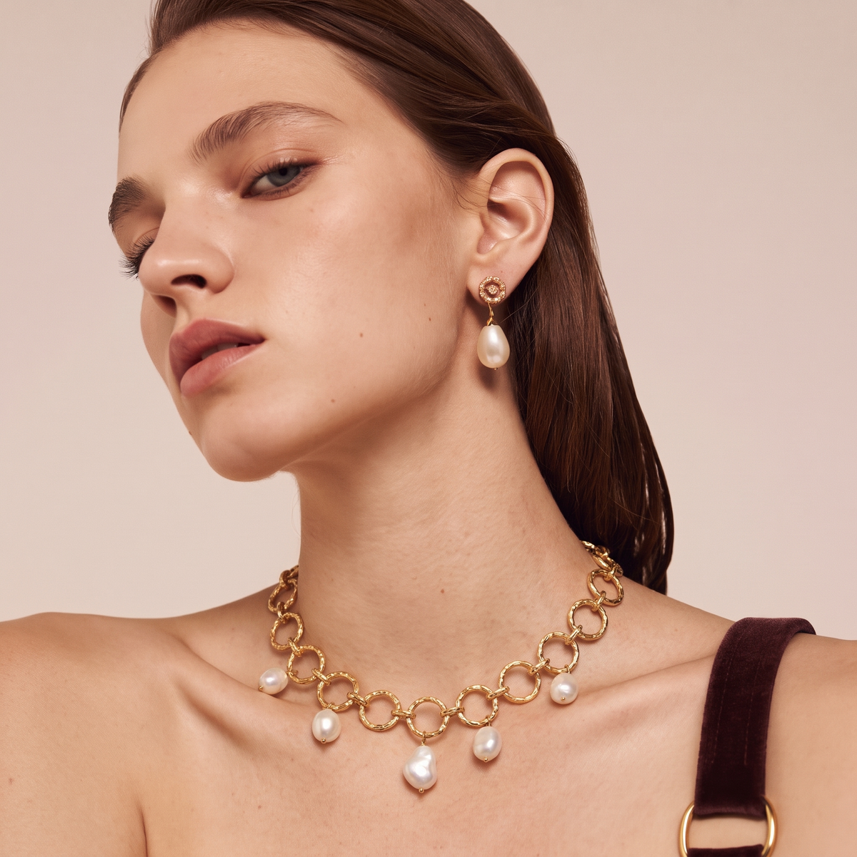 Gilded Orbit Baroque Pearl Necklace by ORAÉ — detail view