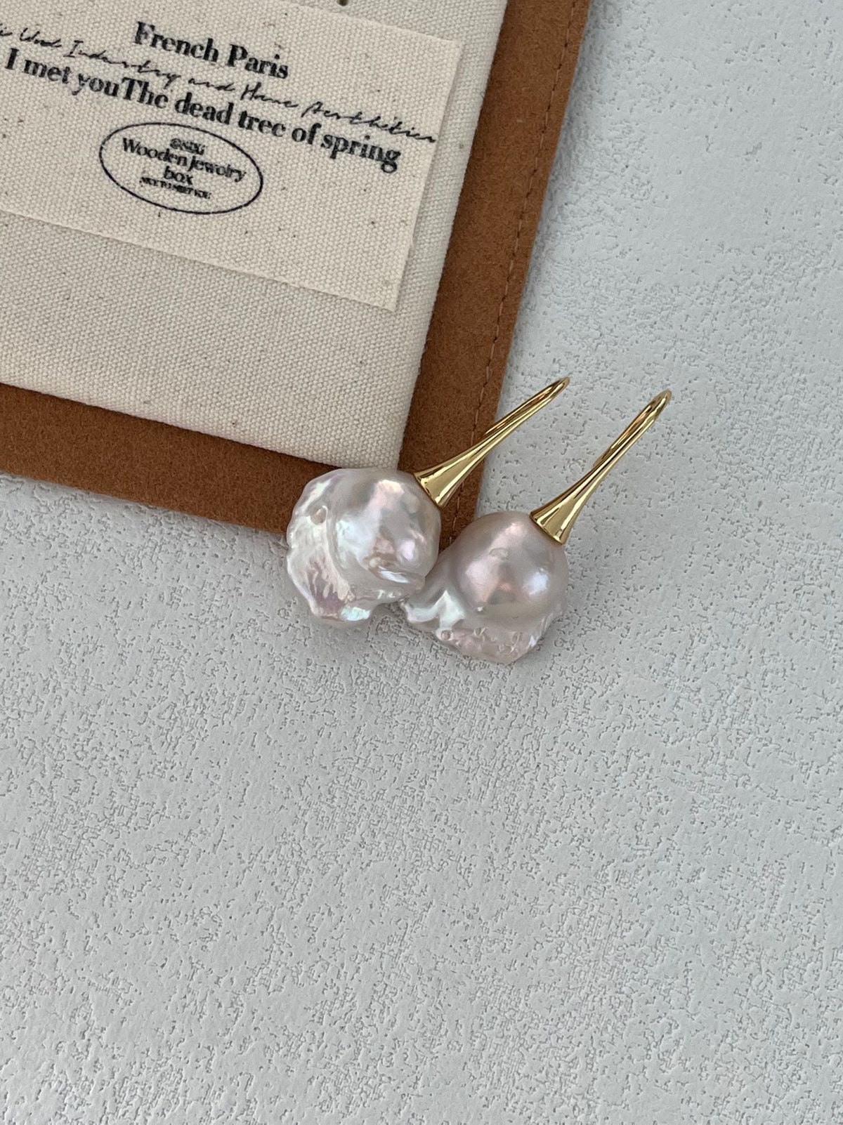 Boucles d'oreilles pendantes baroques sculpturales en perles