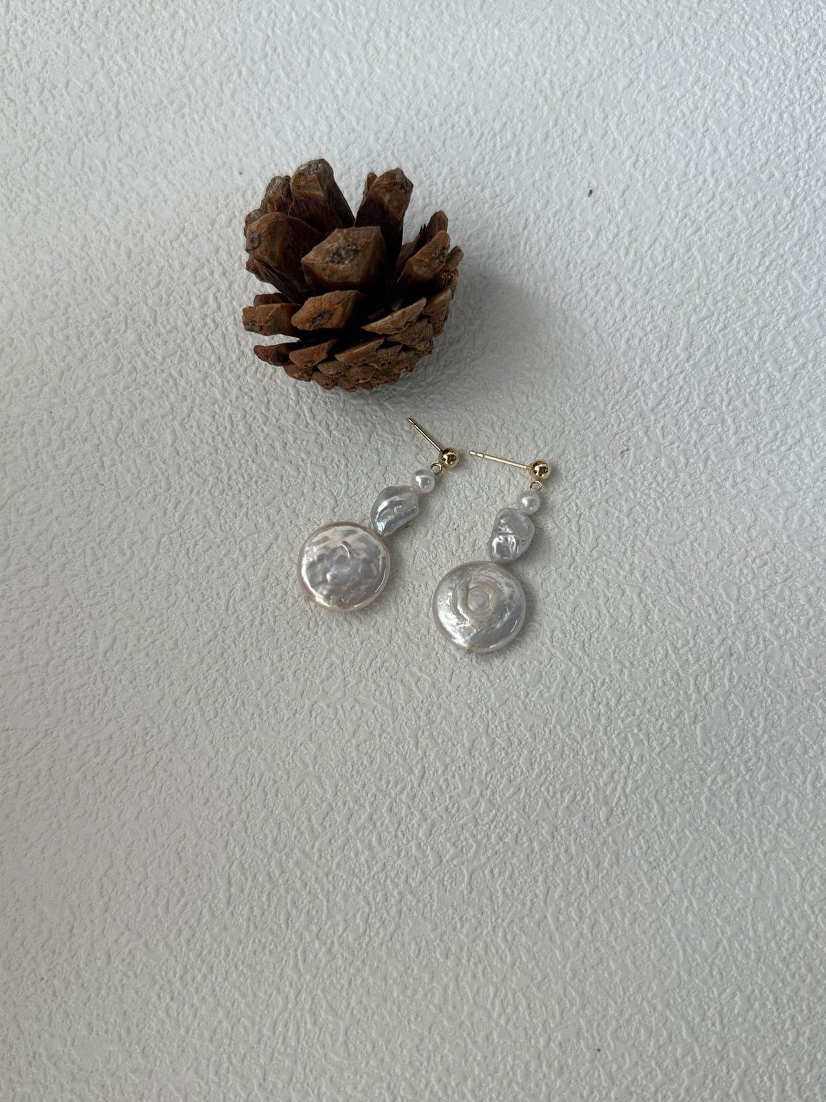 Boucles d'oreilles pendantes en perles baroques "Clair de lune"