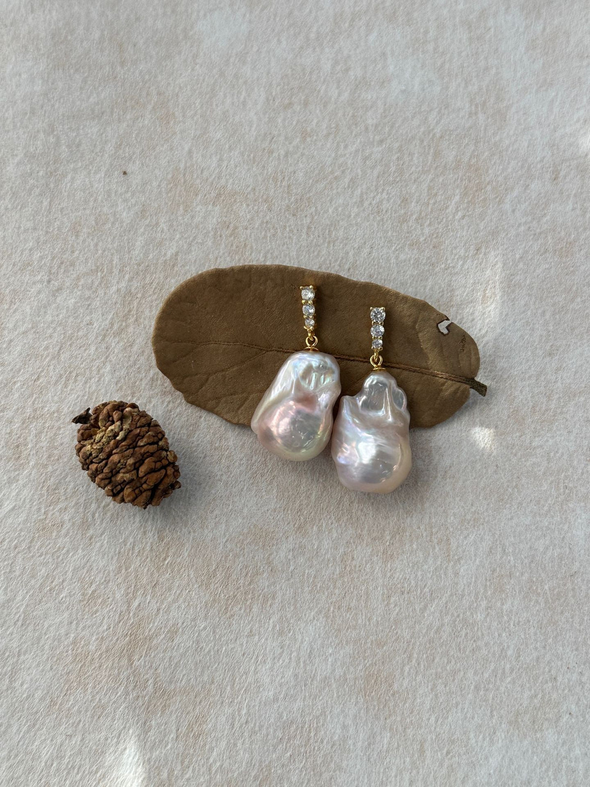 Boucles d'oreilles pendantes Rosalie en perles baroques