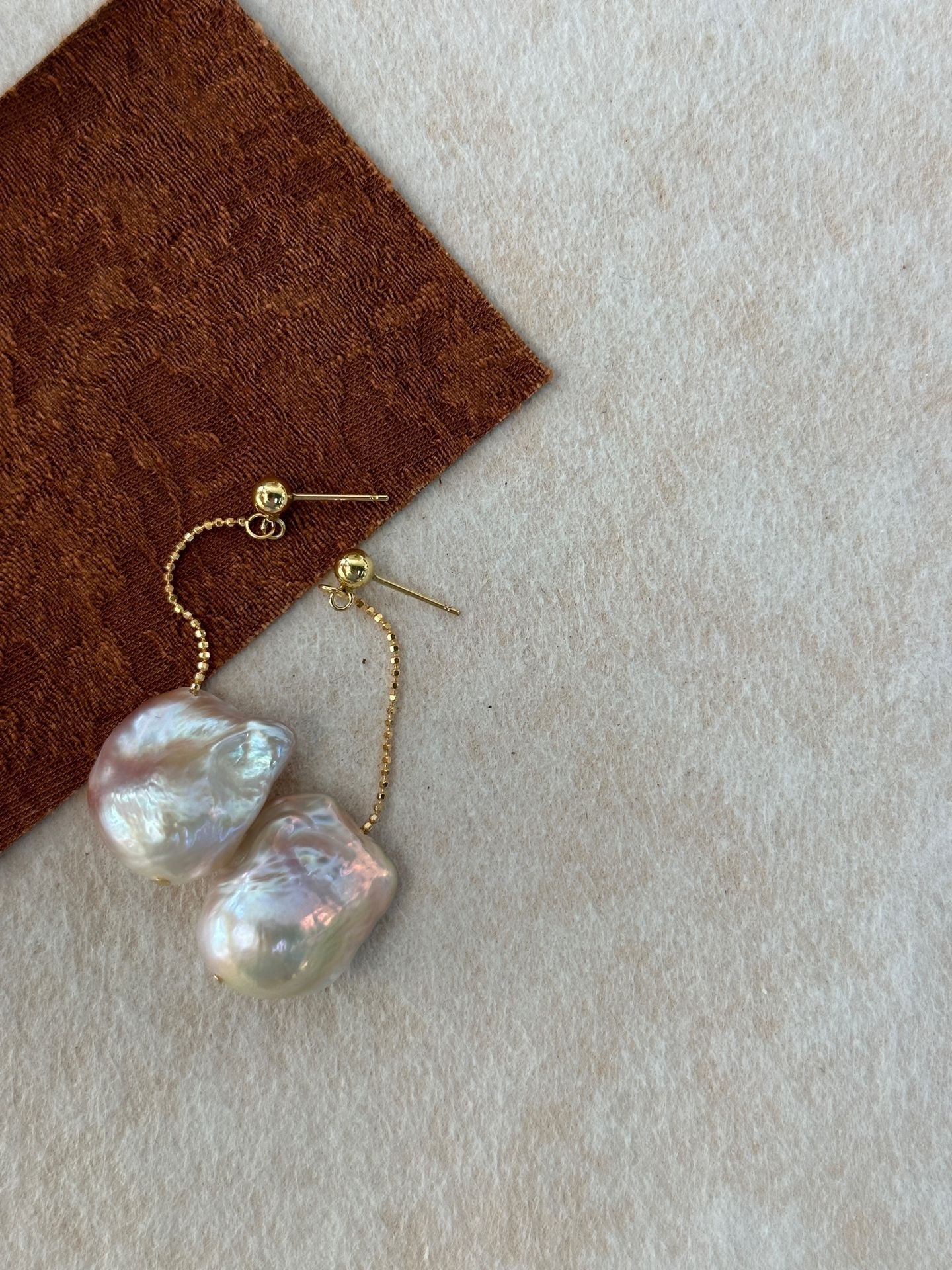 Boucles d'oreilles pendantes Rosée Baroque Perle